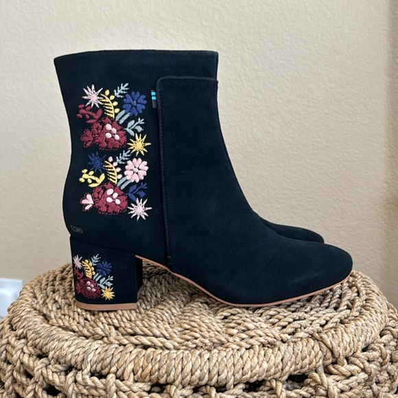 NWT Toms Black Floral Embroidered Suede block heel boot - Picture 2 of 4